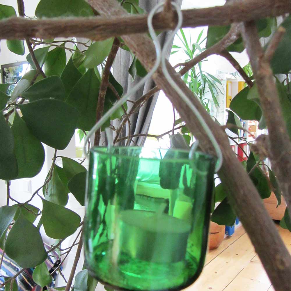 I was a bottle: Glas-Flaschen - Lampen und Leuchten, Laternen, Gläser, Vasen und Schalen aus Glas, Laternen & Windlichter: Hängelaterne Small Green Light, kleine grüne Laterne in Baum hängend