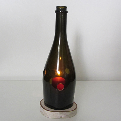 I was a bottle: Glas-Flaschen - Lampen und Leuchten, Laternen, Gläser, Vasen und Schalen aus Glas, Laternen und Windlichter: Flaschen Windlicht Green Secco, grüne Sektflasche mit runden Löchern auf runder Holzscheibe mit weißer Kerze