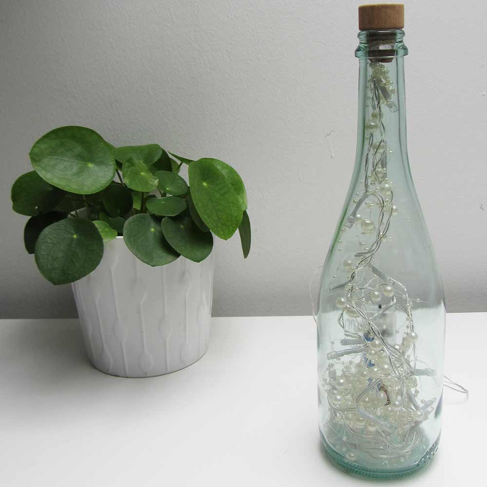 I was a bottle: Glas-Flaschen - Lampen und Leuchten, Laternen, Gläser, Vasen und Schalen aus Glas, Led-Flaschenlampen:  Led Flaschenlampe mit Perlen-Led Lichterkette