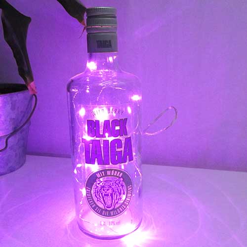 I was a bottle: Glas-Flaschen - Lampen und Leuchten, Laternen, Gläser, Led-Flaschenlampen: Black Taiga Vodka Led-Flaschenlampe violett