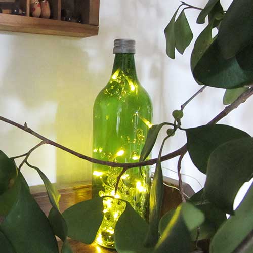 I was a bottle: Glas-Flaschen - Lampen und Leuchten, Laternen, Gläser, Led-Flaschenlampen: grüne Flachen-Lampe mit Perlen-Led Licht, goldgrün