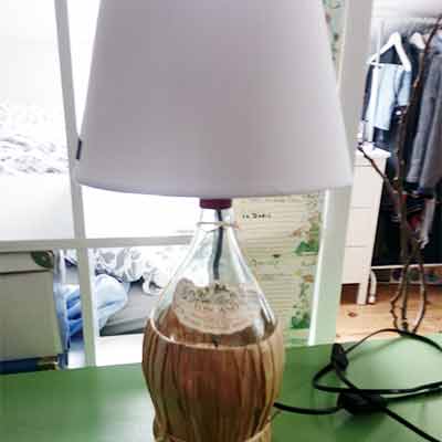 I was a bottle: Glas-Flaschen - Lampen und Leuchten, Laternen, Gläser, Vasen und Schalen aus , Me and my work: Chianti Tischleuchte mit weißem Lapenschirm