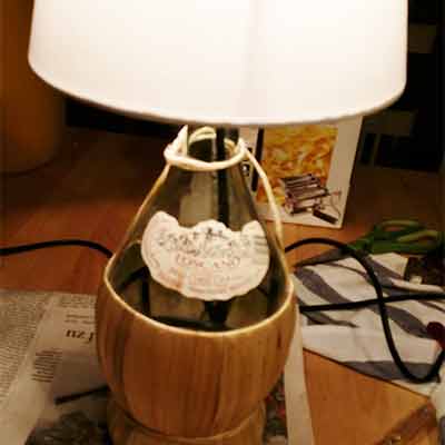 I was a bottle: Glas-Flaschen - Lampen und Leuchten, Laternen, Gläser, Vasen und Schalen aus , Me and my work: Chianti Tischleuchte mit weißem Lapenschirm