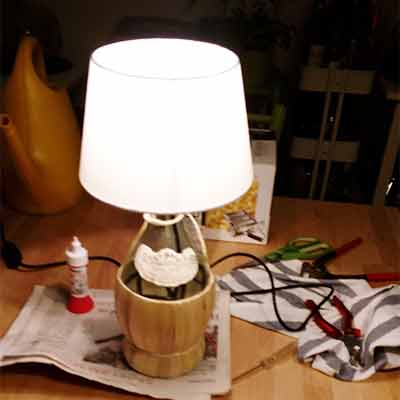 I was a bottle: Glas-Flaschen - Lampen und Leuchten, Laternen, Gläser, Vasen und Schalen aus , Me and my work: Chianti Tischleuchte mit rundem weißem Lapenschirm