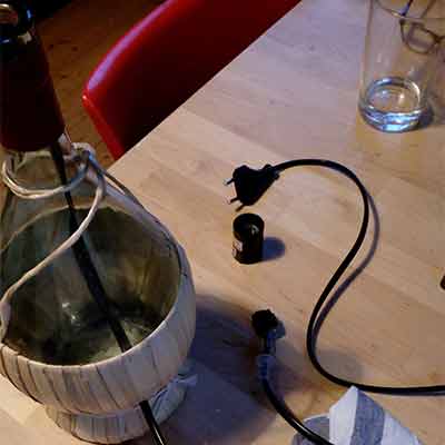 I was a bottle: Glas-Flaschen - Lampen und Leuchten, Laternen, Gläser, Vasen und Schalen aus , Me and my work: Lampenfuß Chiantiflasche mit Kabel