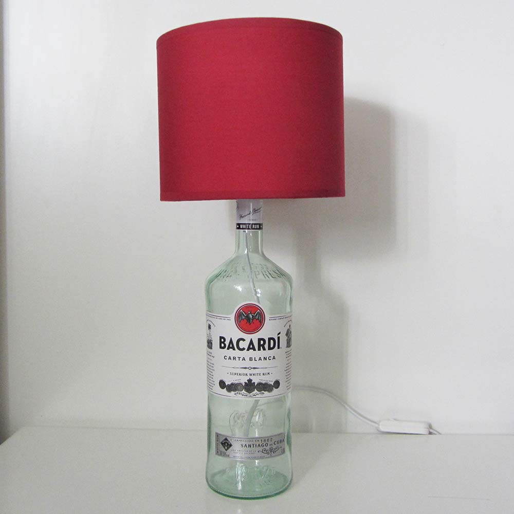 I was a bottle: Glas-Flaschen - Lampen und Leuchten, Laternen, Gläser, Vasen und Schalen aus Glas, Tischlampen und Stehleuchten: Tischleuchte Big Red Bacardi, große Bacardi-Flasche mit rotem Lampenschirm, ausgeschalten