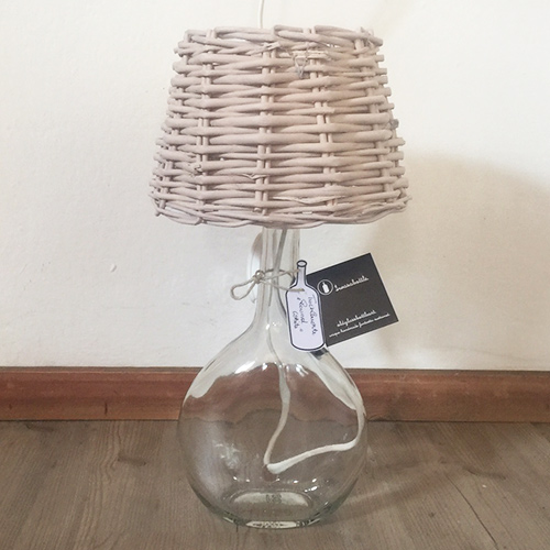 I was a bottle: Glas-Flaschen - Lampen und Leuchten, Laternen, Gläser, Vasen und Schalen aus Glas, Tischleuchten: Tischlampe Round White mit Lampenschirm aus Korbgeflecht