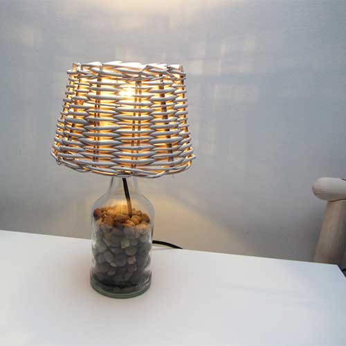 I was a bottle: Glas-Flaschen - Lampen und Leuchten, Laternen, Gläser, Vasen und Schalen aus Glas, Tisch- und Stehleuchten: Stehleuchte Stones mit geflochtenem Lampenschirm und Flasche mit Steinfüllung