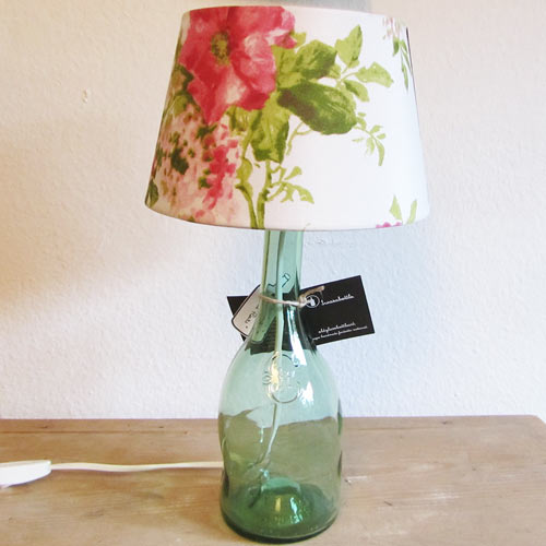 I was a bottle: Glas-Flaschen - Lampen und Leuchten, Laternen, Gläser, Vasen und Schalen aus Glas, Tisch- und Stehleuchten: Tischleuchte Chenet Flowers mit geblümten Lampenschirm