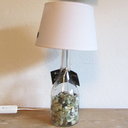 I was a bottle: Glas-Flaschen - Lampen und Leuchten, Laternen, Gläser, Vasen und Schalen aus Glas, Tisch- und Stehleuchten: Tischleuchte Chenet Green Stones, Chenetflasche mit grüner Steinfüllung und weißem Lampenschirm
