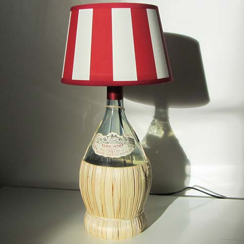 I was a bottle: Glas-Flaschen - Lampen und Leuchten, Laternen, Gläser, Vasen und Schalen aus Glas, Tisch- und Stehleuchten: Tischleuchte Chianti Toscano Rige Rosse, Chiantiflasche mit rot-weiß gestreiftem Lampenschirm
