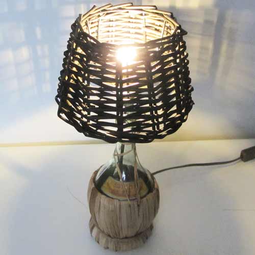 I was a bottle: Glas-Flaschen - Lampen und Leuchten, Laternen, Gläser, Vasen und Schalen aus Glas, Tisch- und Stehleuchten: Tischleuchte Chianti Vecchio Marrone, alte Chiantiflasche mit braunem geflochtenem Lampenschirm