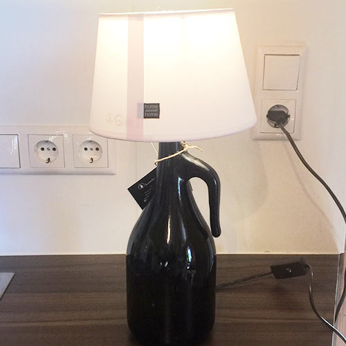 I was a bottle: Glas-Flaschen - Lampen und Leuchten, Laternen, Gläser, Vasen und Schalen aus Glas, Tisch- und Stehleuchten: Tischleuchte Big Olive White, große dunkelgrüne Olivenölflasche mit weißem Lampenschirm