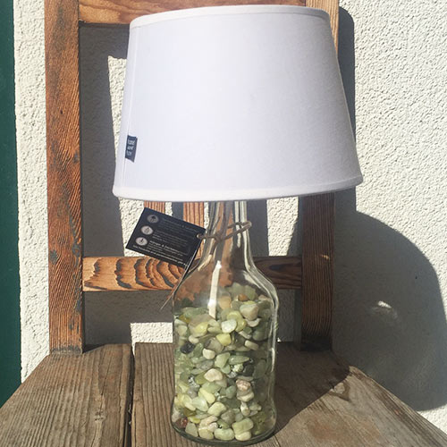 I was a bottle: Glas-Flaschen - Lampen und Leuchten, Laternen, Gläser, Vasen und Schalen aus Glas, Tisch- und Stehleuchten: Tischleuchte Green Stones mit grüner Steinfüllung und weißem Lampenschirm