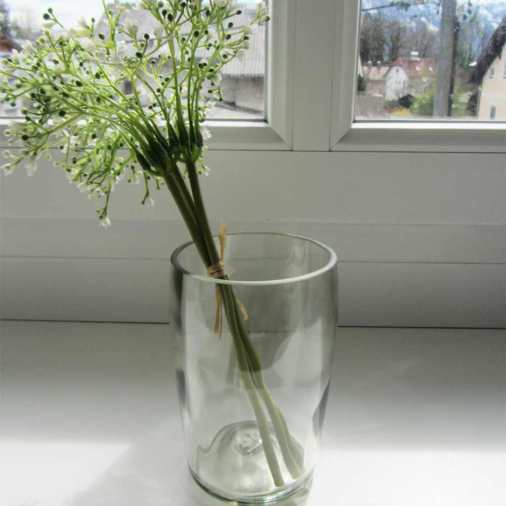 I was a bottle: Glas-Flaschen - Lampen und Leuchten, Laternen, Gläser, Vasen und Schalen aus Glas, Vasen und Hängevasen: bauchige Vase aus Weissglas mit Blumen