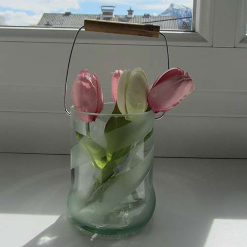 I was a bottle: Glas-Flaschen - Lampen und Leuchten, Laternen, Gläser, Vasen und Schalen aus Glas, Vasen und Hängevasen: Vase gestreift satiniert mit Blumen