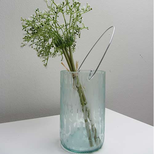 I was a bottle: Glas-Flaschen - Lampen und Leuchten, Laternen, Gläser, Vasen und Schalen aus Glas, Vasen und Hängevasen: satinierte Hänge-Vase mit Blumen