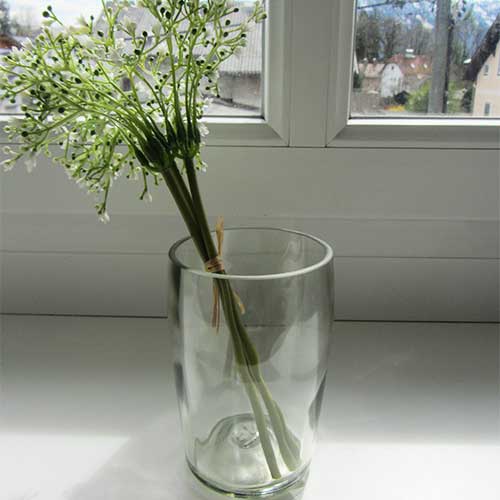 I was a bottle: Glas-Flaschen - Lampen und Leuchten, Laternen, Gläser, Vasen und Schalen aus Glas, Vasen und Hängevasen: bauchige Vase in Weissglas mit Blume